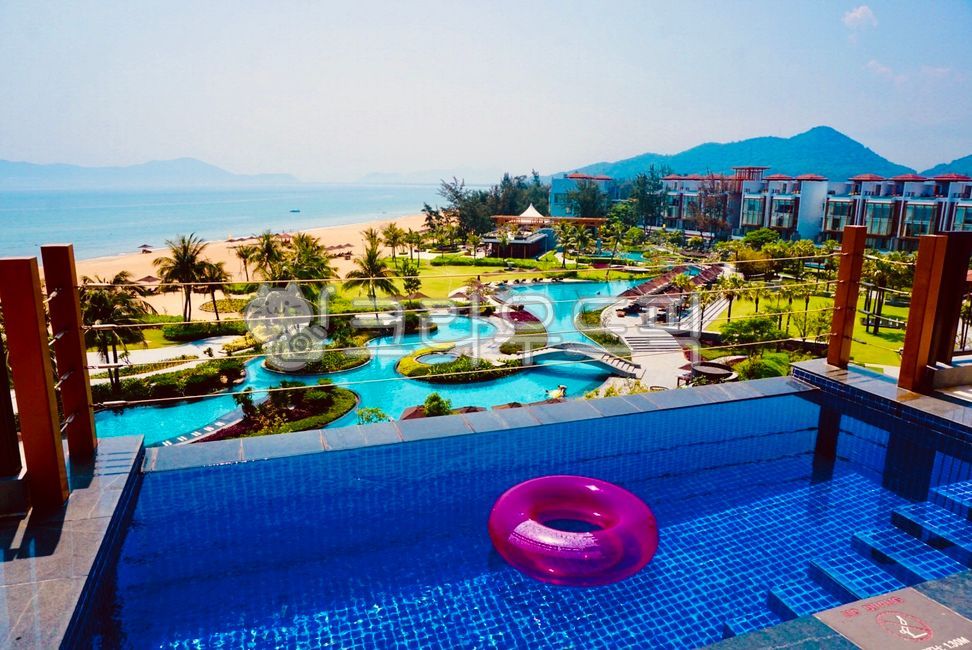 Rooftop swimming pool,Summer Photo Contest,vietnam,staycation,infinity pool,building,infinitypool,rooftoppool,summer vacation,vacation,hotel,Da Nang,resort