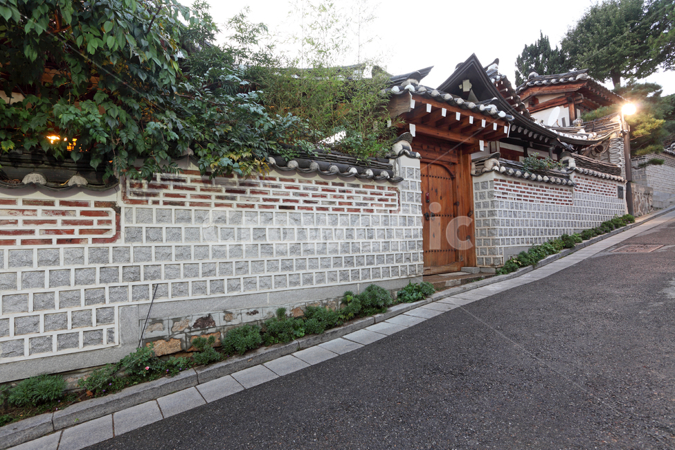 한옥,집,주택,주택가,기와집,기와,길,거리,길거리,도로,골목,골목길,담,담장,돌담,고풍,고풍스런,전통,한국전통,한옥마을,북촌한옥마을,서울,문,대문,입구,건축,건축물,전통건축,전통건축물,건물,한옥집,벽,외관,무늬,문양,전통무늬,전통문양,익스테리어,민속,바닥,공간,배경,백그라운드,오르막,오르막길,불빛,한국,한국전통,한국문화,korean traditional,korean culture,건축물,건물외관,exterior,building,structure,architecture,construction
