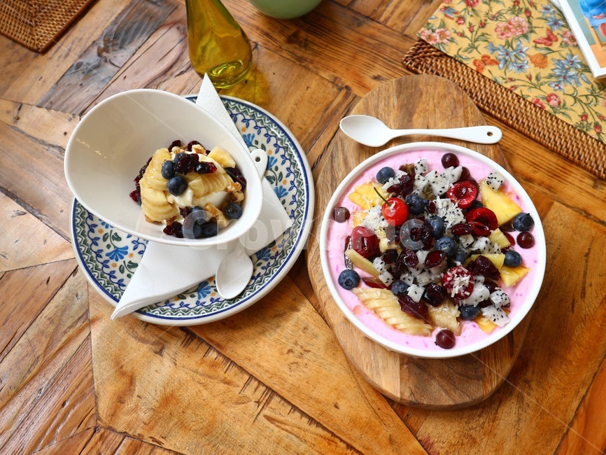 yogurt,cafe,dessert,fruit dessert,plate,table,food