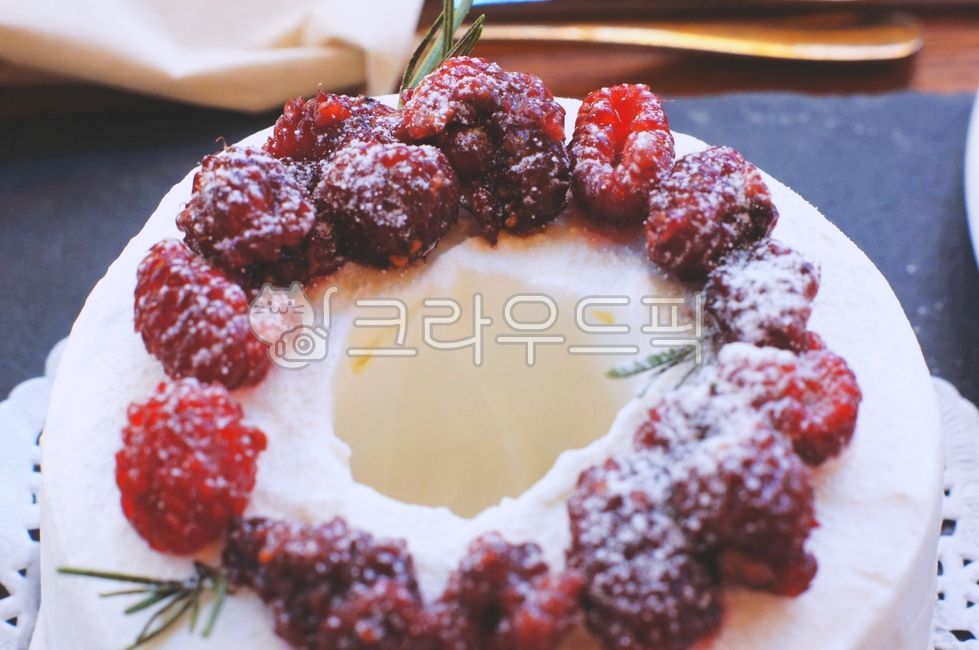 도넛케이크,donutcake,라즈베리케이크,raspberrycake,라즈베리생크림케이크,raspberrywhippedcreamcake,쉬폰케이크,creamcake,freshcreamcake,cakedecoration,케이크장식,케이크데코레이션,cakedecorating,생일케이크,디저트,dessert,cafe,카페,카페메뉴,cafemenu