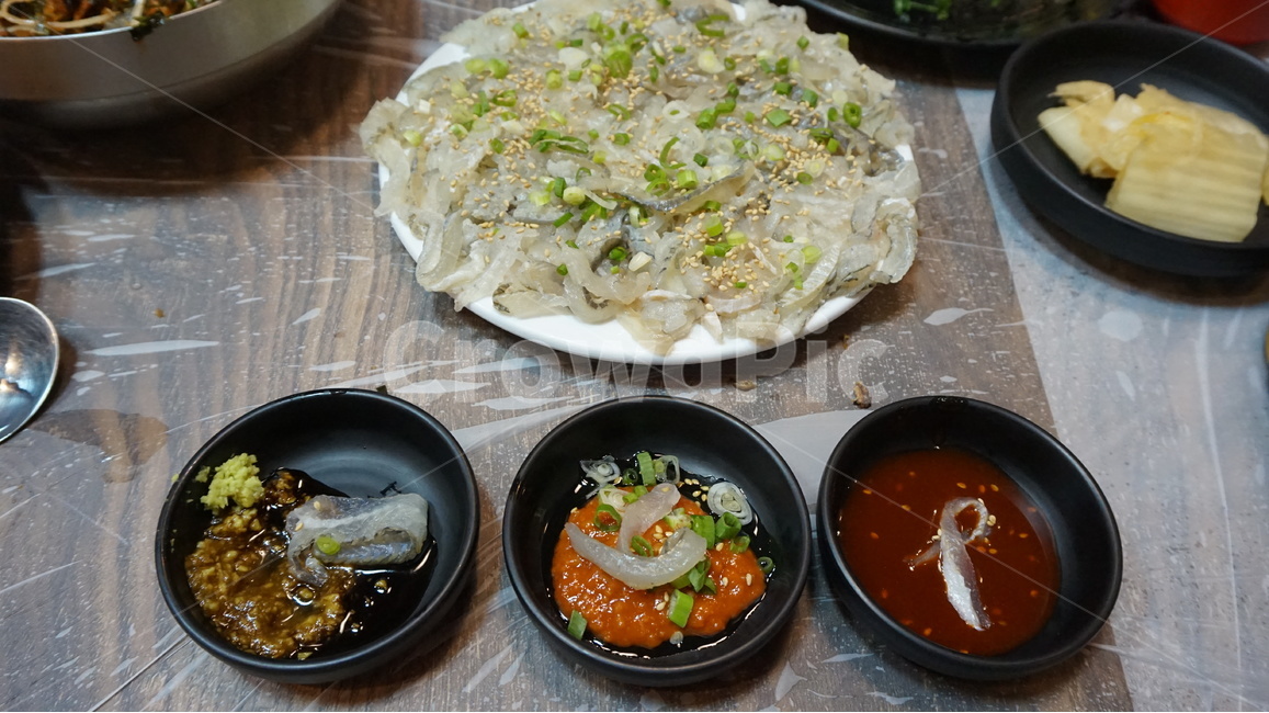 회,도다리,쌈장,초장,간장,와사비,깨,고소하다,상차림,소스,회식,식사,야식,먹방,단백질,건강,다이어트,활어,물고기,fish,슬라이스,자르다,차리다,셋팅,set,정갈한,정리된,먹는,질감,투명,생선회,생선,바다,바닷가,먹다,스시,맛집,광어,맛있다,맛있는,cook,meal,dishes,수산물,해산물,fisheryproducts,seafood,날것,생것,싱싱한,신선한,참치,요리,모듬회,회모듬,음식,food,식재료,음식,식재료,요리,food,cook,meal,dishes,food reserves,수산물,해산물,fishery products,seafood