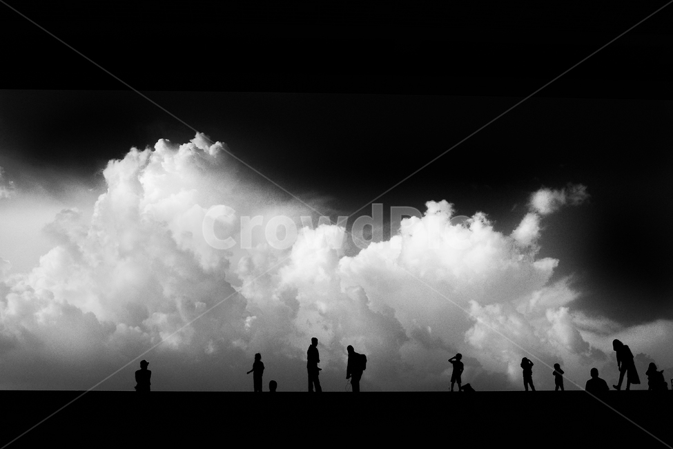 구름,흑백,사람,노을,흑,백,사람들,대중,군중,other people,crowd,인물실루엣,사람실루엣,character silhouette,human silhouette,흑백,모노톤,monochrome,black and white,outdoors,옥외,water,물,sea,바다,ocean,대양,nature,자연,person,human,인간