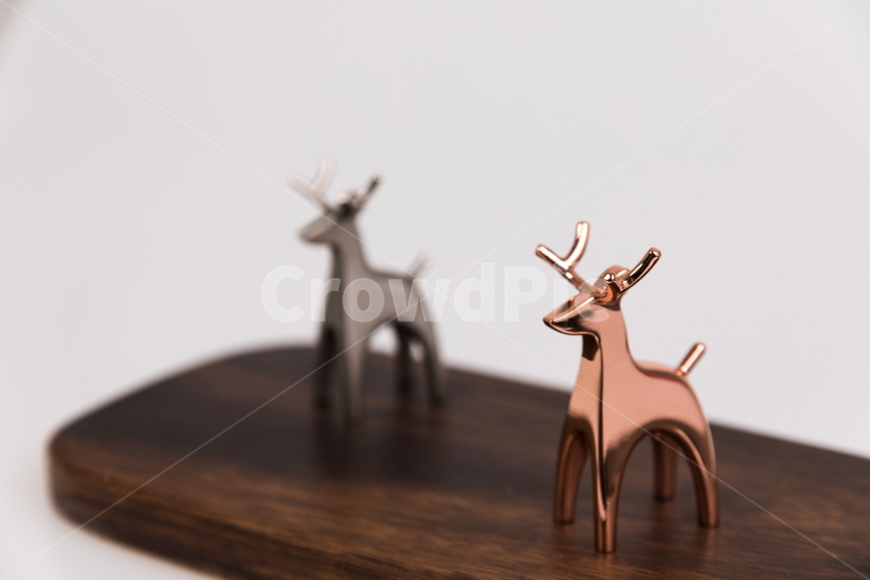 심리학,생활,커플,사슴,동상,골드,실버,함께,사랑,노루,금속,럭셔리,동물,뿔,반사,빤짝,광채,쥬얼리,루돌프,크리스마스,아웃포커싱,보석,귀금속,귀여운,액세서리,장식품,백그라운드,사물,물건,오브젝트,thing,object,matter,연출,컨셉,콘셉,direction,concept