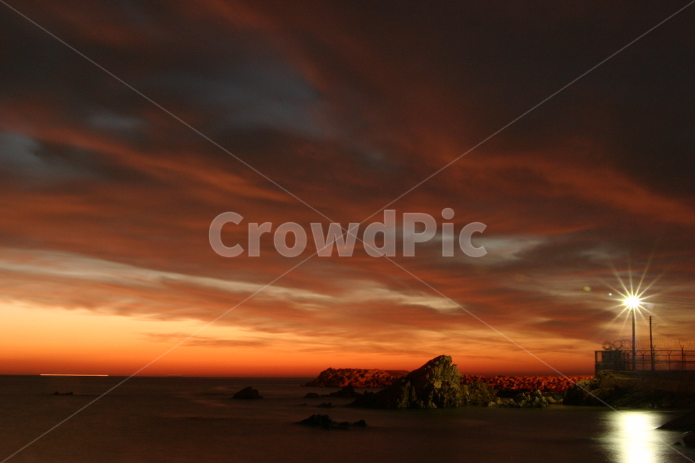 일몰,sunset,바다,해안가,sea,beach,동해,아름다운,빨강,바닷가,화려한,자연,nature,하늘,sky,cloud,구름,햇빛,햇살,sunlight,sunshine,태양,sun,풍경,landscape,view,scenery,배경,자연이미지,경치,해질녁,장엄한,석양,노을,붉은노을,불타는,황혼,땅거미