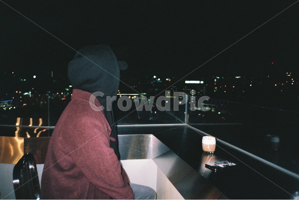 테라스,카페,밤,야경,감성,감성사진,필름,cafe,film,커피,coffe,야경,밤,풍경,nightscape,night,landscape,사람,인물,인간,human,person,남성,남자,man,male,커피,카페,coffee,cafe,고독함,외로움,쓸쓸함,우울함,슬픔,lonely,solitary