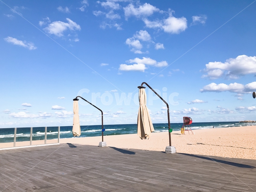 바다,모래사장,파도,구름,하늘색,자연,풍경,nature,landscape,해변,바다,beach,sea,handrail,난간,banister,building,건물,bridge,다리,boardwalk,산책로,railing