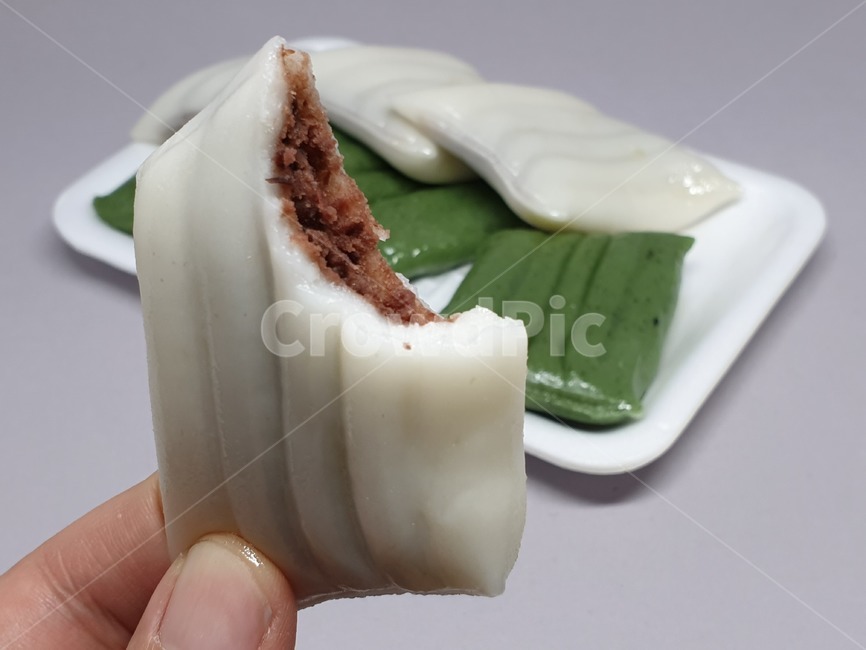 떡,절편,쑥떡,송편,tteok,ricecake,고유음식,스티로품,포장,군것질,food,먹는거,먹는것,한국전통,전통,명절,사물,오브젝트,object,음식,손,손가락,손동작,한국음식,명절음식,전통음식,식사대용,간식,디저트,후식,음식,식재료,요리,food,cook,meal,dishes,food reserves