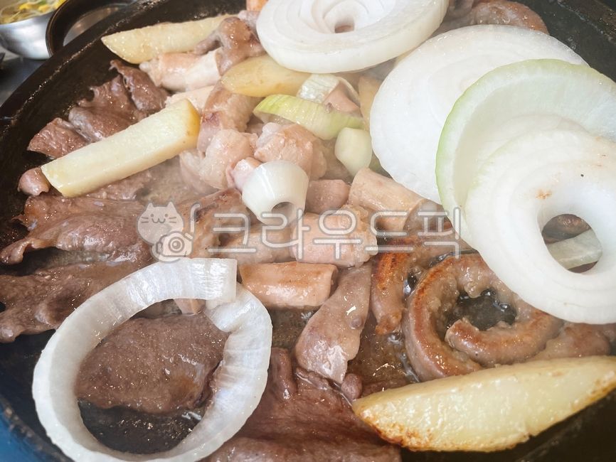 소모듬구이,소모듬,모듬,소부속물,소부속,소내장,내장,부속,부속물,소곱창,소막창,소대창,소염통,염통,막창,대창,곱창,소곱창구이,소대창구이,소염통구이,소막창구이,구이,양파구이,양파,감자구이,한우,감자,돌판,돌판구이,음식,요리,식사,식재료,food,dish,cook,meal,meat