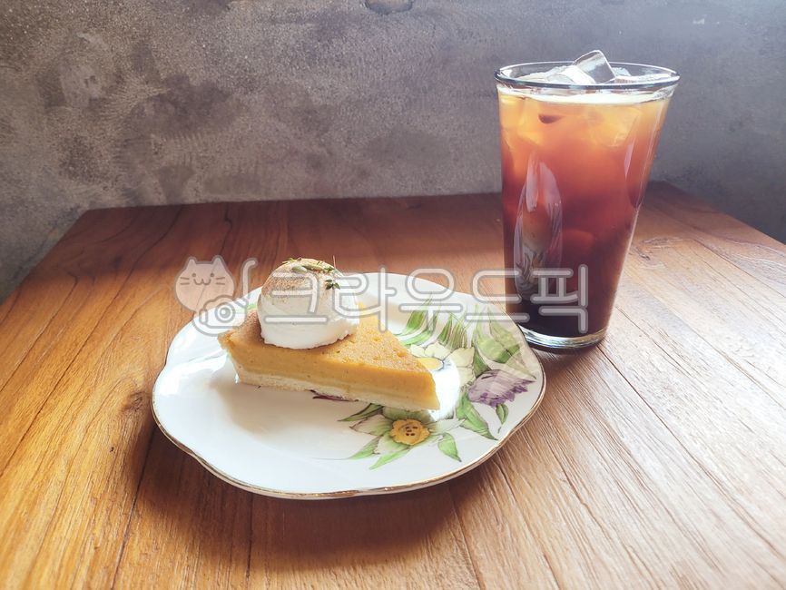 타르트,아메리카노,단호박요리,단호박타르트,카페요리,카페메뉴,단호박케이크,단호박음식,pumpkin,단호박디저트,계피,시나몬,계피가루,시나몬가루,아이스아메리카노,유리접시,생크림,크림,호박씨,pumpkinseed,glass,유리컵,plate,케이크플레이팅,플레이팅,plating,얼음,ice,디저트,dessert