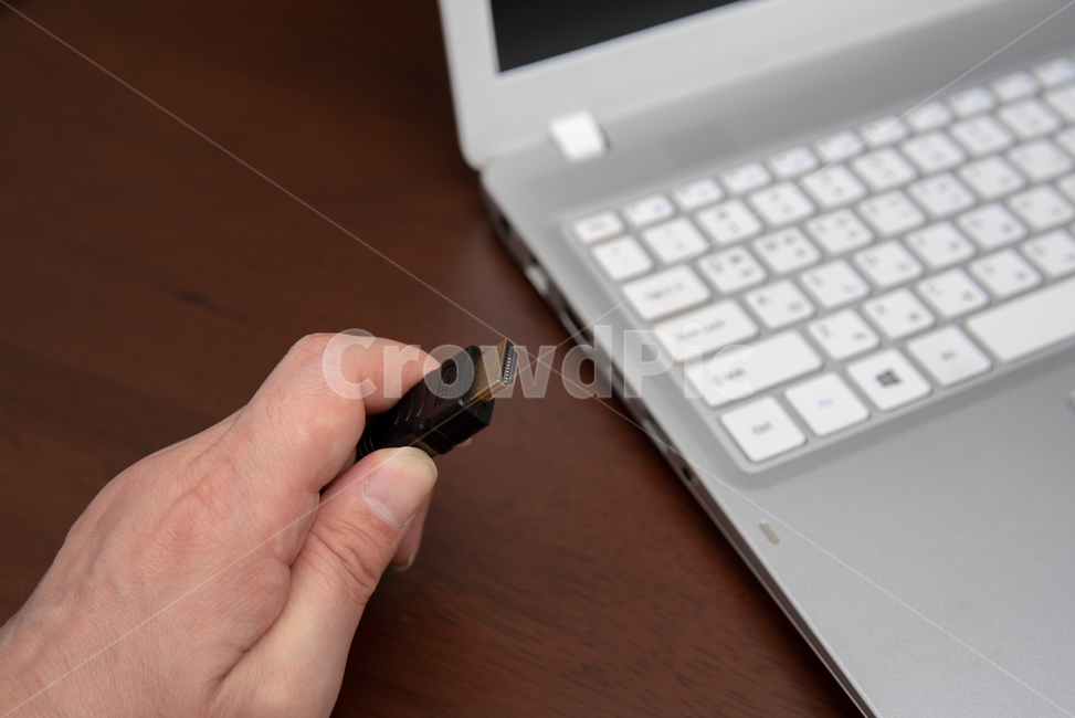 hdmi,케이블,연결,링크,영상,장비,출력,기술,노트북,키보드,컴퓨터,플러그,전송,단자,고화질,미러링,텔레비전,tv,남자,손,행동,오브젝트,과학,산업,industry,industrial,정보통신기술,전자기기,전자제품,it,information,technology,electronic equipment