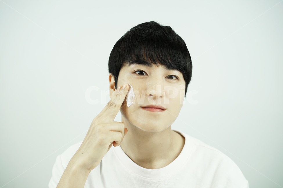 남자,뷰티,스킨케어,피부관리,화장품,로션,beauty,skincare,cosmetic,남성,lotion,그루밍족,사람,인물,인간,human,person,얼굴표정,facial expression,face,남성,남자,man,male,감정표현,기분,feeling,emotion,뷰티,미용,beauty treatment
