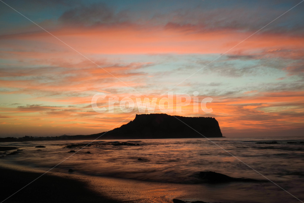 새벽,일출,성산일출봉,제주도,제주도일출,붉은빛,제주해변,자연,풍경,nature,landscape,한국자연풍경,한국자연경관,korea nature landscape,해변,바다,beach,sea,제주도,jeju,jeju island,실루엣,그림자,silhouette,shadow,outdoors,옥외