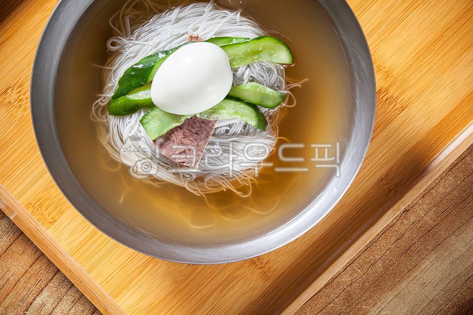 물냉면,냉면,고기냉면,계란,food,egg,음식,그릇,냉면사리,함흥냉면,트레이,대나무트레이,전통메뉴,식사,식당,소고기냉면,전통음식,계절메뉴,오이,소고기,한우고기,고기육수,한우육수,소고기육수,냉면육수,원조함흥냉면,비냉,물냉,음식,식재료,요리,food,cook,meal,dishes,food reserves