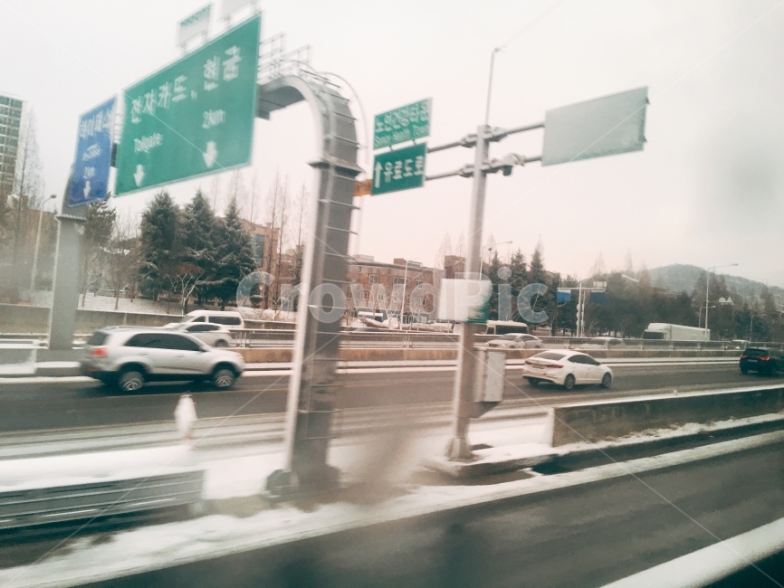 표지판,도로교통표지판,도로,차도,눈,겨울,자동차,감성,sensible,feeling,교통,교통수단,traffic,transportation,road,asphalt,아스팔트,car,차,vehicle,차량,automobile,freeway,고속 도로