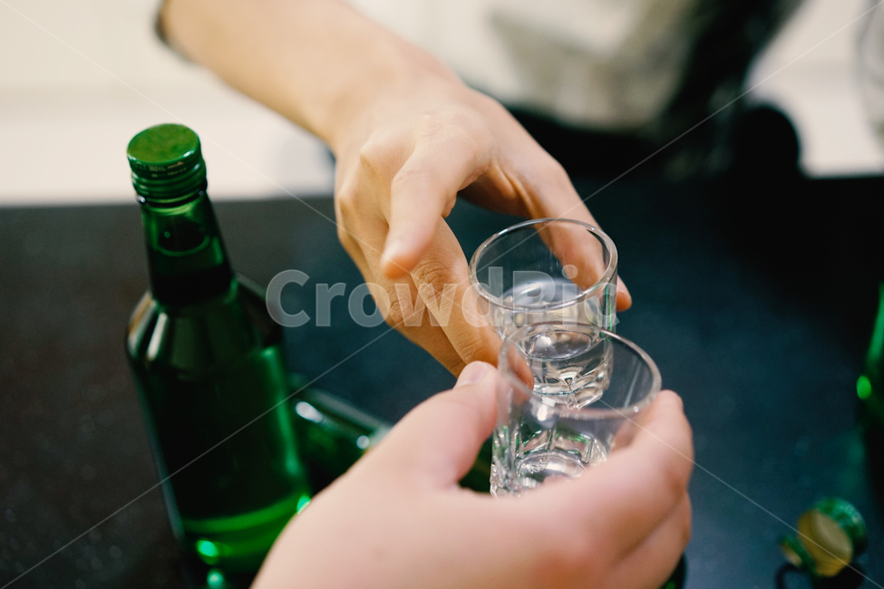 소주,알콜,음주,과음,숙취,술,술병,회식,소주잔,사람,인물,인간,human,person,신체일부,몸,body,술,주류,alcohol