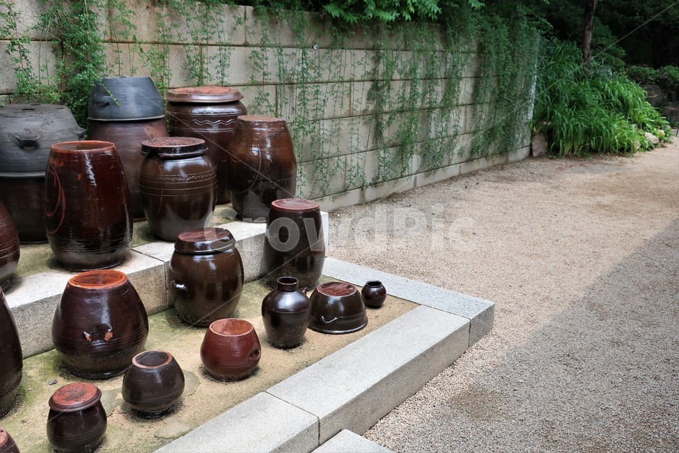 한국,전통,한옥,장독,장독대,축대,된장,고추장,김치,김장,간장,옹기,항아리,뚜껑,숙성,보관,발효,한국전통,한국문화,korean traditional,korean culture