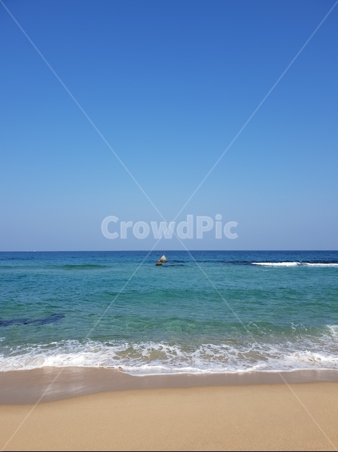 바다,모래,해변,파도,하늘,파란색,하늘색,거품,beach,sea,sky,blue,여름,겨울,잔잔함,여유로움,시원함,강원도,강릉,해변,바다,beach,sea