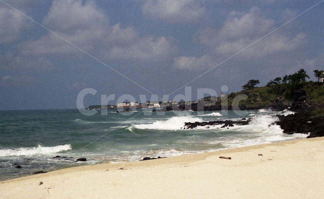 필름사진,필름,제주도,여행사진,여행,바다,바다사진,자연,풍경,nature,landscape,해변,바다,beach,sea,제주도,jeju,jeju island,outdoors,옥외,water,물,ocean,대양,shoreline,해안선,land,땅,promontory,곶