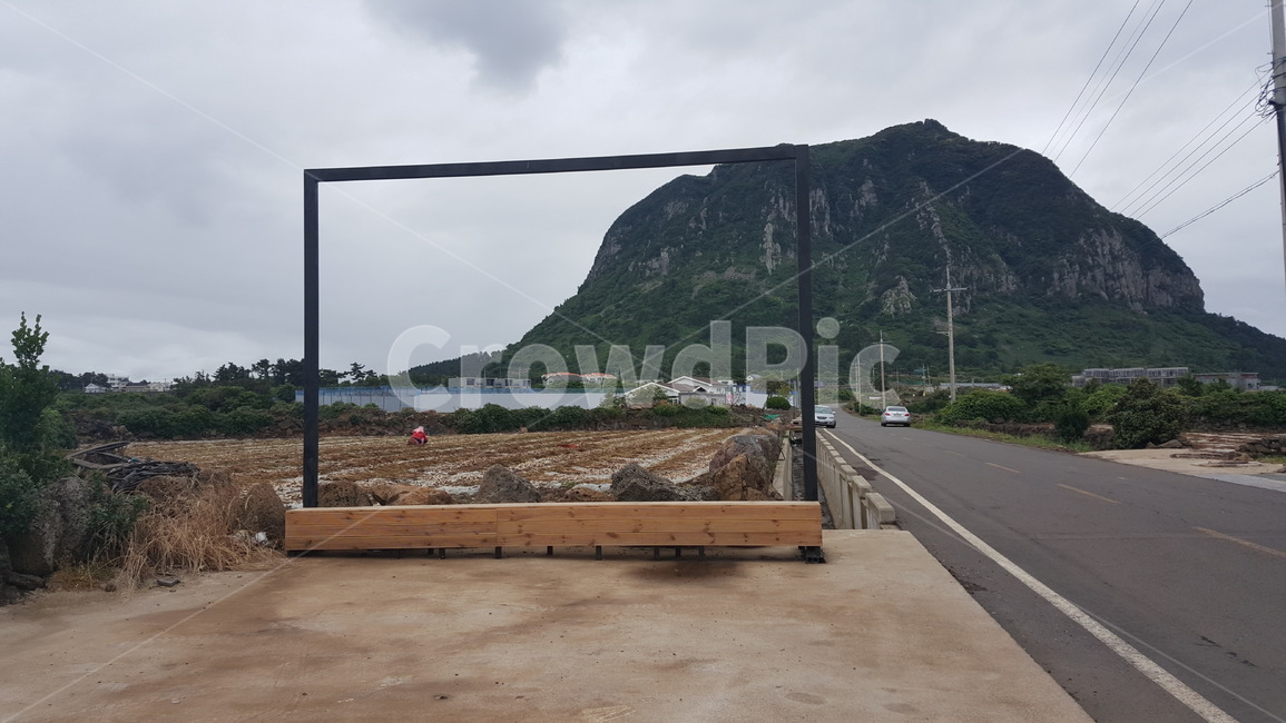 산방산,액자,풍경,흐린날,제주도,도로,road,길가,밭,농부,농사,산