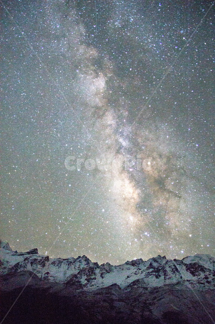 히말라야,은하수,별,세로,네팔,야경,산,설산,자연,풍경,nature,landscape,outdoors,옥외,space,우주,nebula,성운,astronomy,천문학,universe,outer space,대기권 밖
