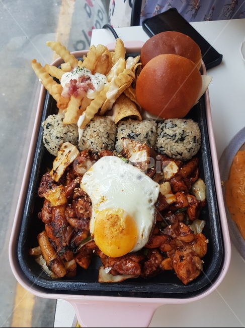 닭갈비,닭,계란후라이,음식,세트메뉴
