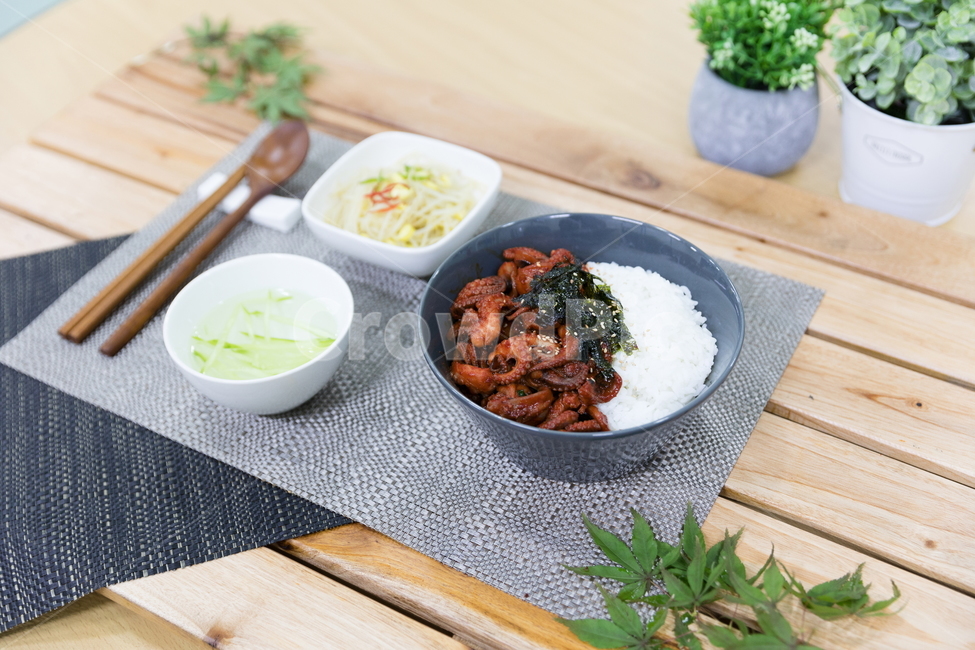 주꾸미,요리,다이어트,매운음식,식기류,건강식,조리법,그릇,테이블,식사,맛있다,먹다,별미,낙지,문어,맵다,짜다,준비,숟가락,식탁,붉다,해산물,바다요리,재료,배고프다,무침,볶음,식당,밥,볶다,젓가락,매콤하다,양념,음식,식재료,요리,food,cook,meal,dishes,food reserves,한식,한국음식,한국요리,korean food,korean dishes,korean meal,korean cook
