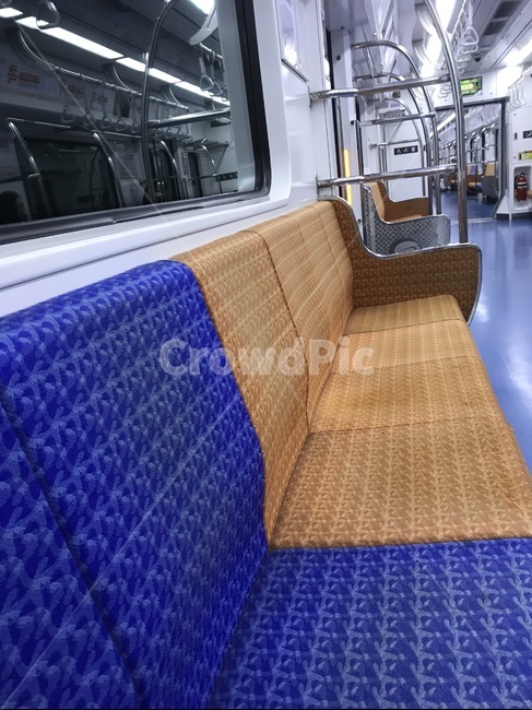 subway,지하철,지하철의자,빈좌석,지하철내부,chiar,주황,파랑,orange,blue
