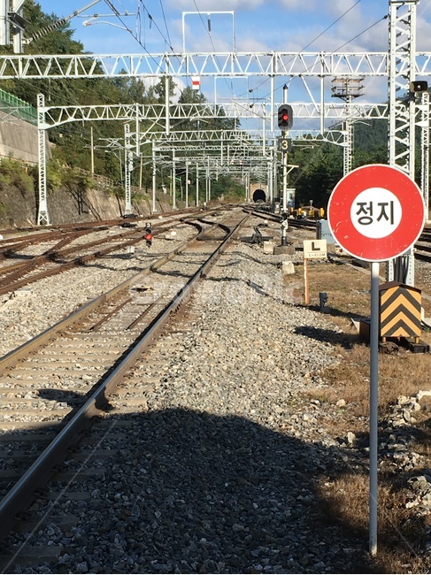 rail,레일,railway,철도,transportation,교통,traintrack,기찻길,철로,신호등,터널,기차역,정지,교통,교통수단,traffic,transportation
