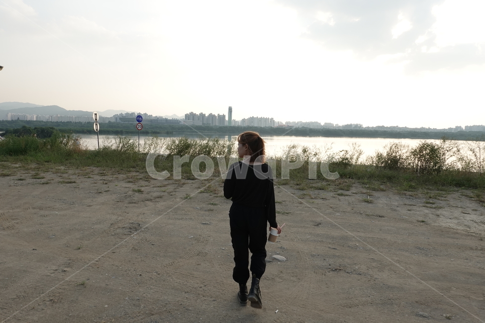 뒷모습,여자,가을,노을,강,사람,인물,인간,human,person,여성,여자,woman,female,lady