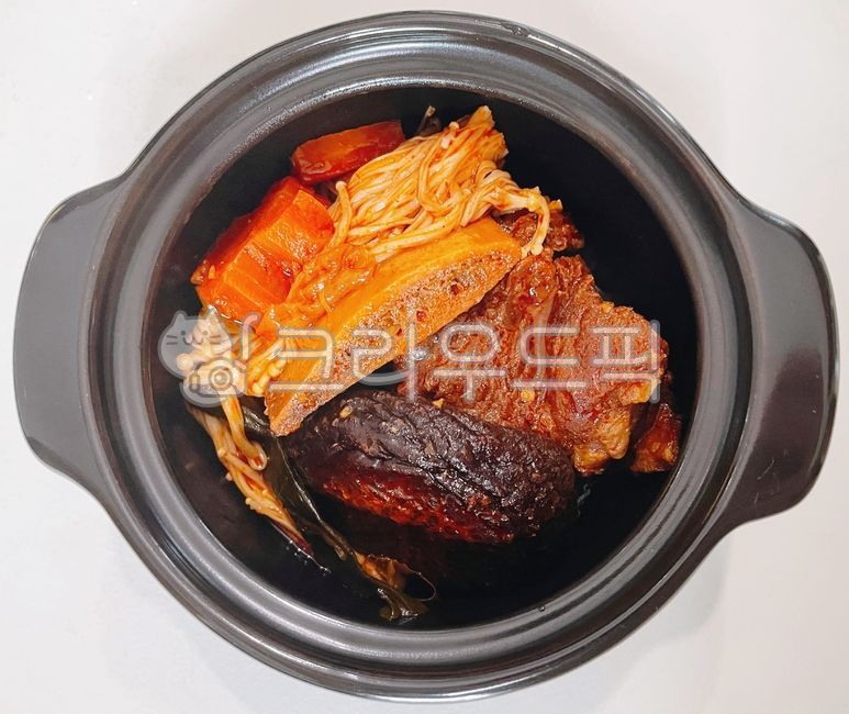 한우소갈비찜,소갈비찜,매운소갈비찜,매운갈비찜,갈비찜,소고기,소,고기,육류,찜,갈비,소갈비,한우,당근,표고버섯,팽이버섯,버섯,뚝배기,양념,1인뚝배기,음식,요리,식사,식재료,먹방,meat,food,dish,cook,meal