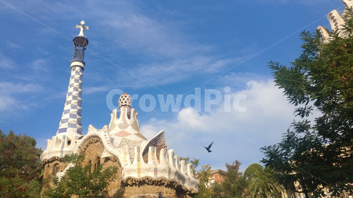 스페인,바르셀로나,구엘공원,새,하늘,랜드마크,landmark,tourist attraction,해외,외국,세계,foreign,oversea,world,세계랜드마크,해외랜드마크,외국랜드마크,world landmark,world tourist attraction,architecture,건축물,building,건물,tower,탑,steeple,뾰족한 탑,spire,첨탑