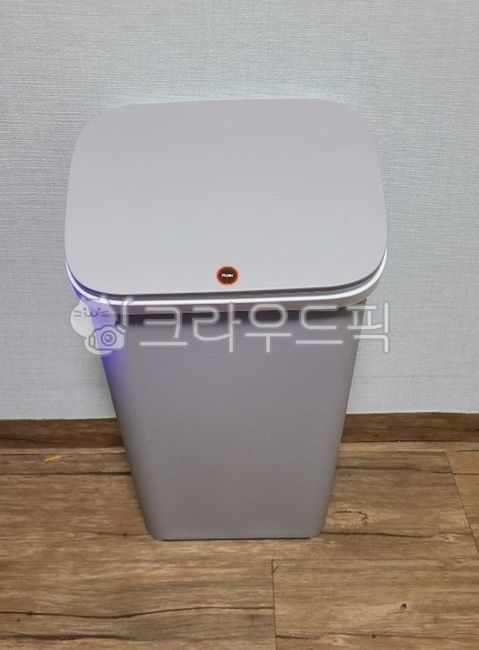 trashcan,trash can,Button trash can,trash