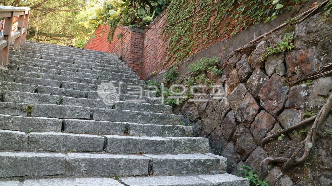 돌계단,오르막,돌,옛날계단,path,통로,보도,계단,staircase,flagstone