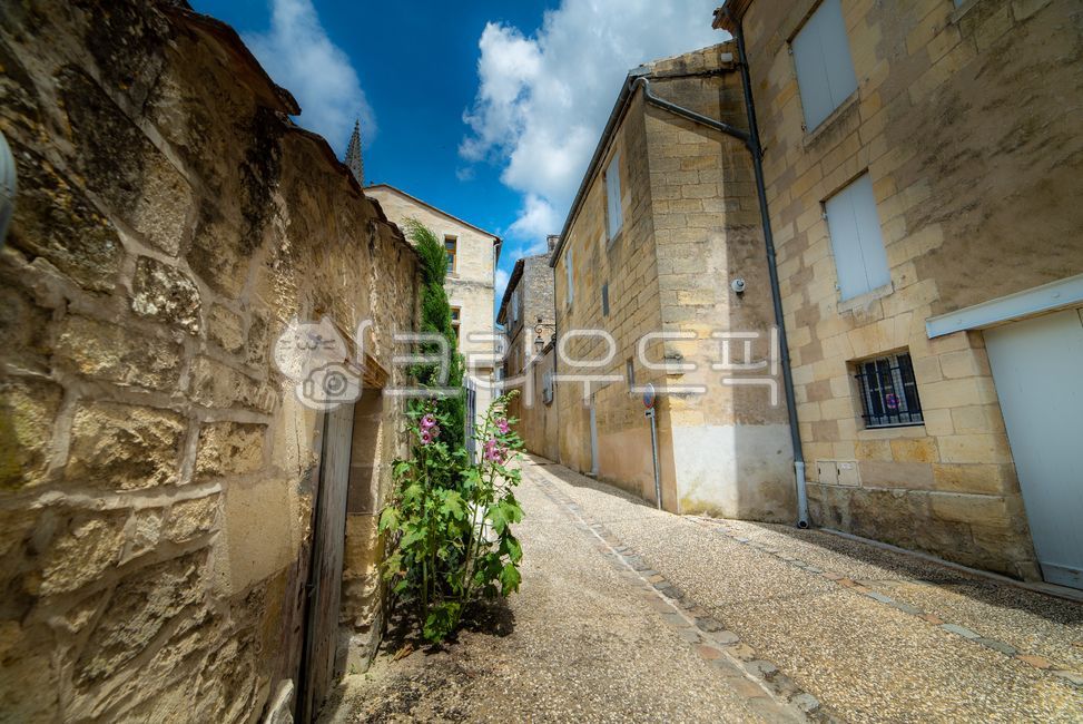 bordeaux,worldheritage,Bordeaux,villige,saintemilion,Saint Emilion,landscope,wine village,south of france,path,Town,road,sight,france,Emotion,europe,winevillage,sidewalk,pavement,nature,world cultural heritage,saintmilion,walkway,packaging,feeling,flagsto