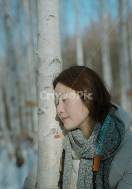 강원도,겨울,자작나무숲,겨울여행,따뜻함,나무,눈,모델,인물사진,겨울,계절,winter,season,사람,인물,인간,human,person,얼굴표정,facial expression,face,여성,여자,woman,female,lady,감정표현,기분,feeling,emotion,감성,sensible,휴식,힐링,rest,relaxation,healing