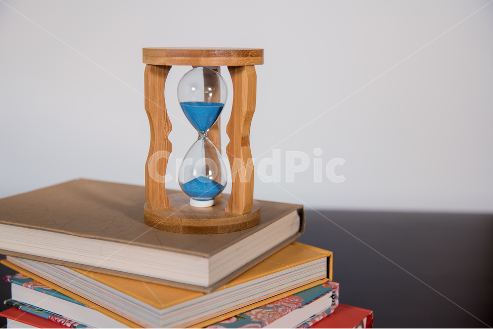 모래시계,책,시간,시계,모래,타이머,소품,흰색,배경,유리,카운트,흰색배경,도서,독서,읽기,여유,가을,컨셉,교육,학습,카피스페이스,카피,스페이스,공간,여백,서적,공부,비즈니스,나뭇잎,나무,잎,초록,화분,교육,학교,공부,education,learning,study,school,사물,물건,오브젝트,thing,object,matter,연출,컨셉,콘셉,direction,concept