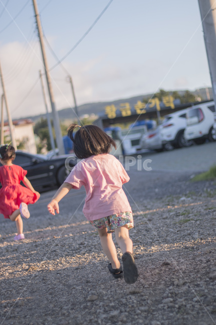 아이,산책,달리기,단발머리,햇살,사람,인물,인간,human,person,어린이,어린아이,child,children,kid