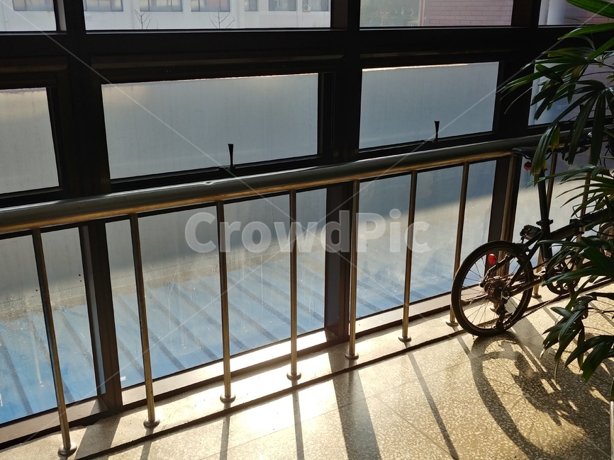 wheel,바퀴,machine,난간,자전거,bike,bicycle,sunlight,window,노을,창문,그림자,shadow,sunset