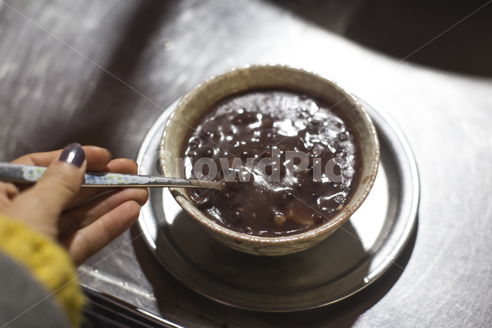 팥죽,팥,죽,동지팥죽,동지,겨울,음식,새알,스푼,쟁반,커피,카페,coffee,cafe