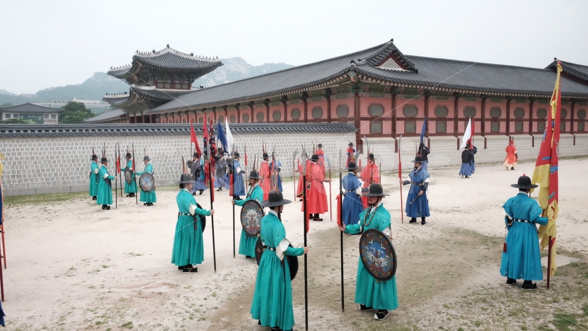 경복궁,수문장,교대식,주말,한옥,서울,종로구,한국전통,한국문화,korean traditional,korean culture,랜드마크,landmark,tourist attraction,한국랜드마크,한국관광지,한국명소,korea landmark,korea tourist attraction,사람들,대중,군중,other people,crowd