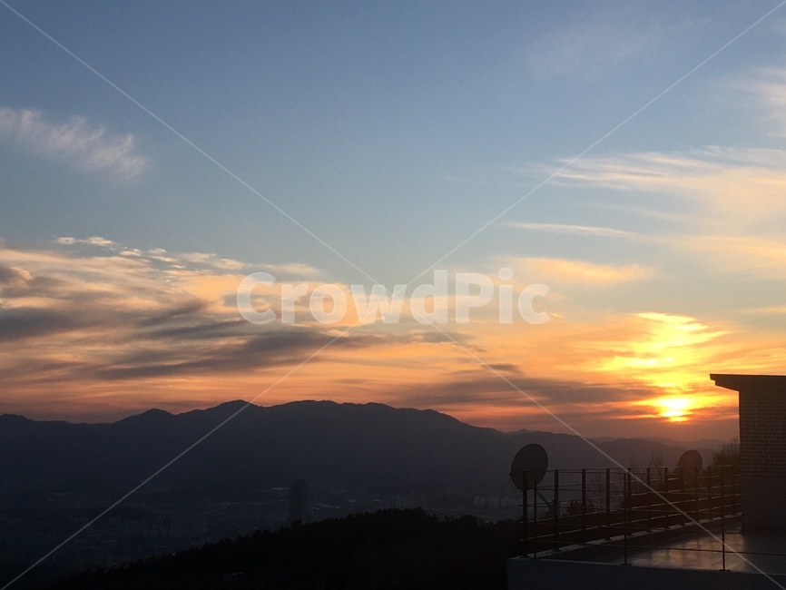 하늘,노을,산,저녁,구름,자연,풍경,nature,landscape,outdoors,옥외,sunlight,햇빛,sky,dusk,황혼,sunset,일몰,dawn,새벽,red sky,붉은 하늘