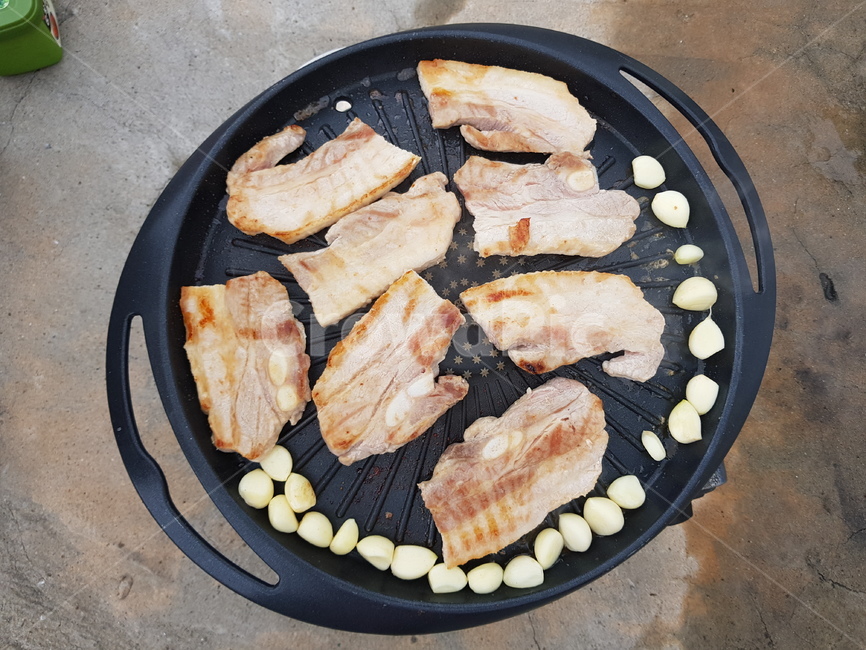 삼겹살,육고기,고기굽기,마늘,먹방