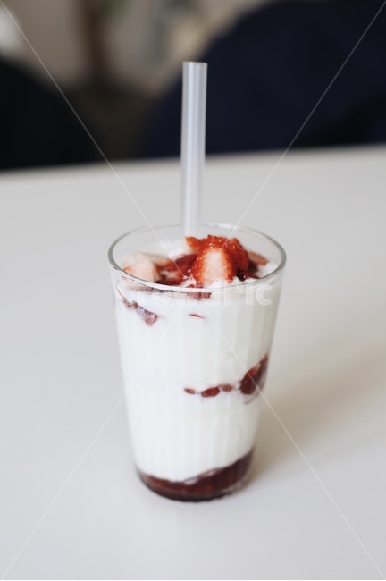 카페,딸기요거트스무디,음료,딸기,감성,아이스,감성사진,음료수,drink,beverage,감성,sensible,feeling