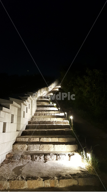 계단,성벽,한양도성,한국,서울,코리아,자연,문화재,유적지,한국전통,한국문화,건축,토목,조선시대,한국풍경,한국적,조명,돌계단,어둠,하늘,seole,korea,history,koreanculture