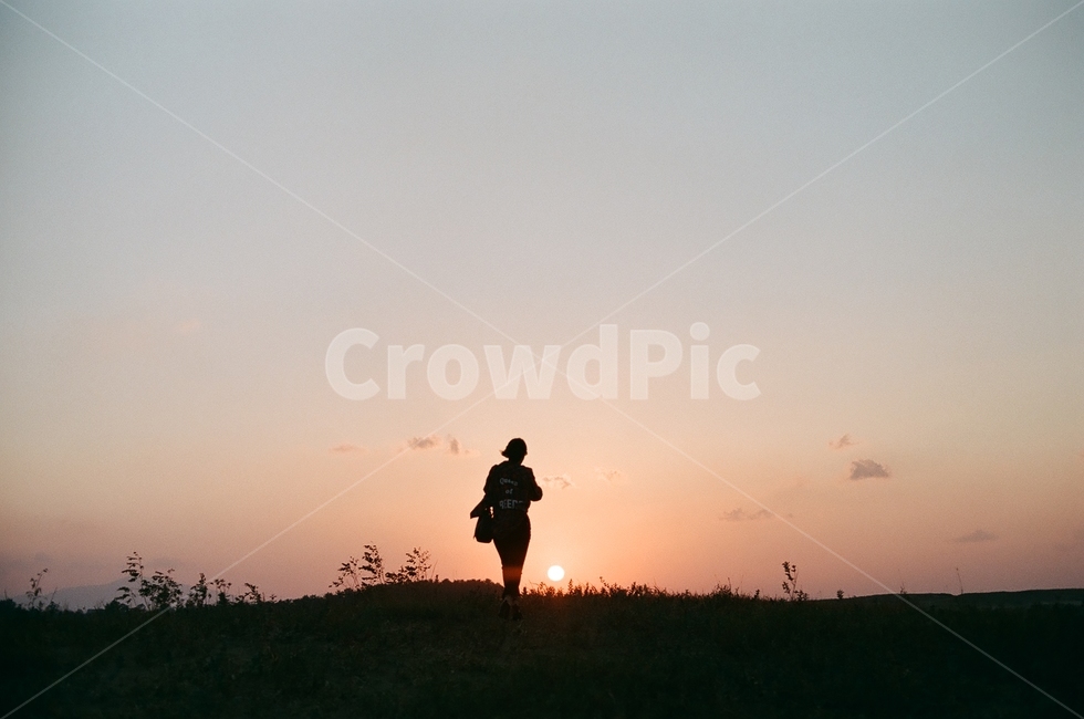 일몰,인물,뒷모습,역광,sunset,풍경,landxcape,walking,sun,자연,shadow,그림자,필름사진,사람,인물,인간,human,person,인물실루엣,사람실루엣,character silhouette,human silhouette,고독함,외로움,쓸쓸함,우울함,슬픔,lonely,solitary