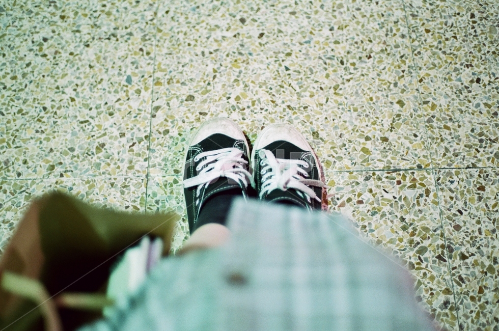 신발,컨버스,검정신발,검은신발,필름사진,사람,인물,인간,human,person,신체일부,몸,body