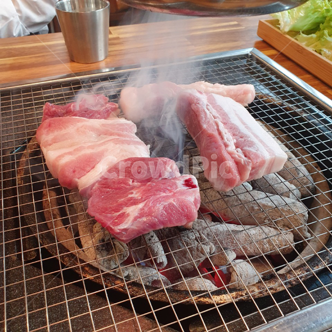 고기,생삼겹살,음식,두툼한고기,배고픈