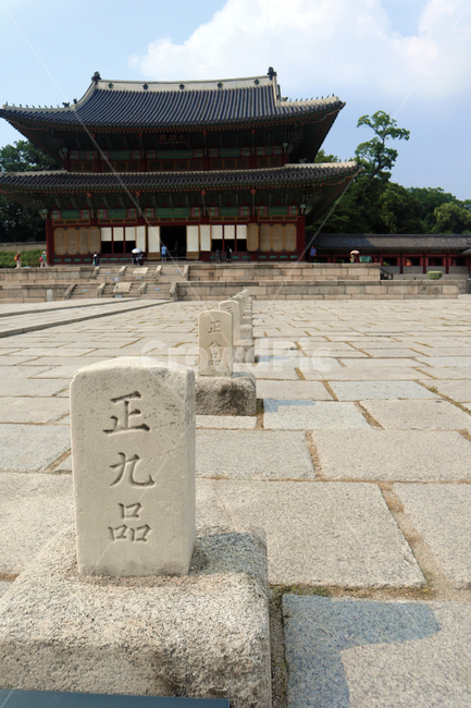 창덕궁,인정정,한국의궁,세계문화유산,문화유산,한국건축물,건축외관,과거,지붕,궁궐,서울,관광,부용지,돌계단,나무,하늘,숲,처마,기와,비원,한국랜드마크,랜드마크,한국관광지,한국명소,유형문화재,품계석,조각상,돌상,조형물,석상,돌,야외