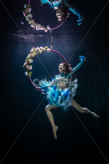 dancepose,댄스포즈,leisureactivities,레저활동,에어리얼후프,수중의상,aerialhoop,수중서커스,수중프로필,사람,인물,인간,human,person,여성,여자,woman,female,lady
