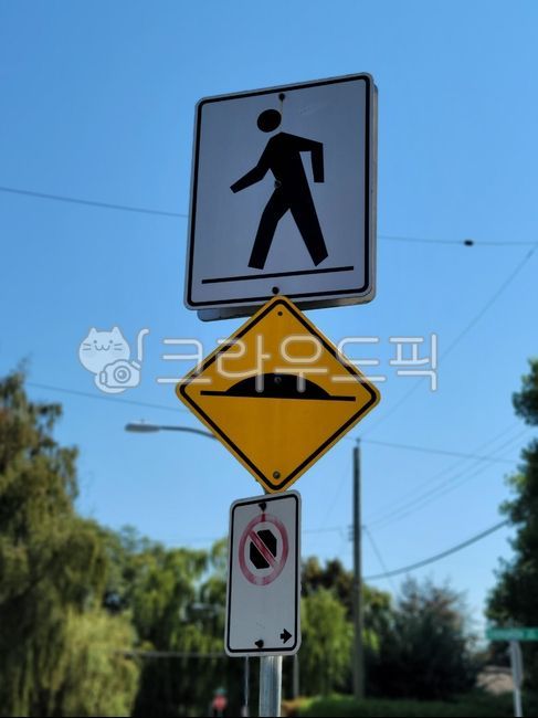 symbol,raodsign,crosswalk,sign,bump,pedestrian,threshold,walk,traffic